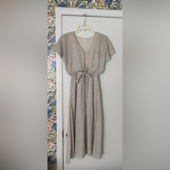 Elegant Beige Midi Dress - Picture 1 of 3